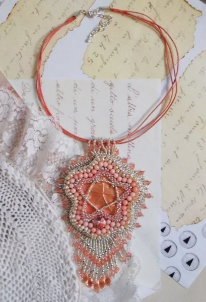 Collier pendentif Corail brod&eacute; avec une &eacute;toile en m&eacute;tal et perles de culture 