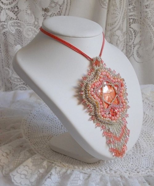 Collier pendentif Corail brodé avec une étoile en métal et perles de culture 