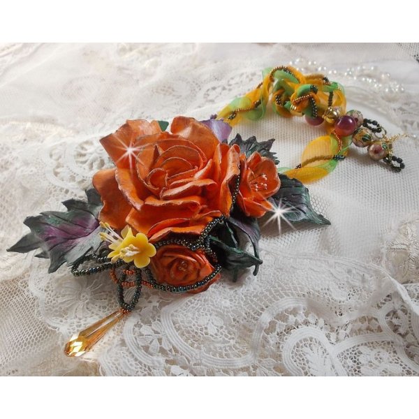Collier pendentif Douceur de Printemps crée tout en porcelaine froide et perles diverses