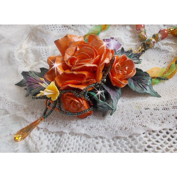 Collier pendentif Douceur de Printemps crée tout en porcelaine froide et perles diverses