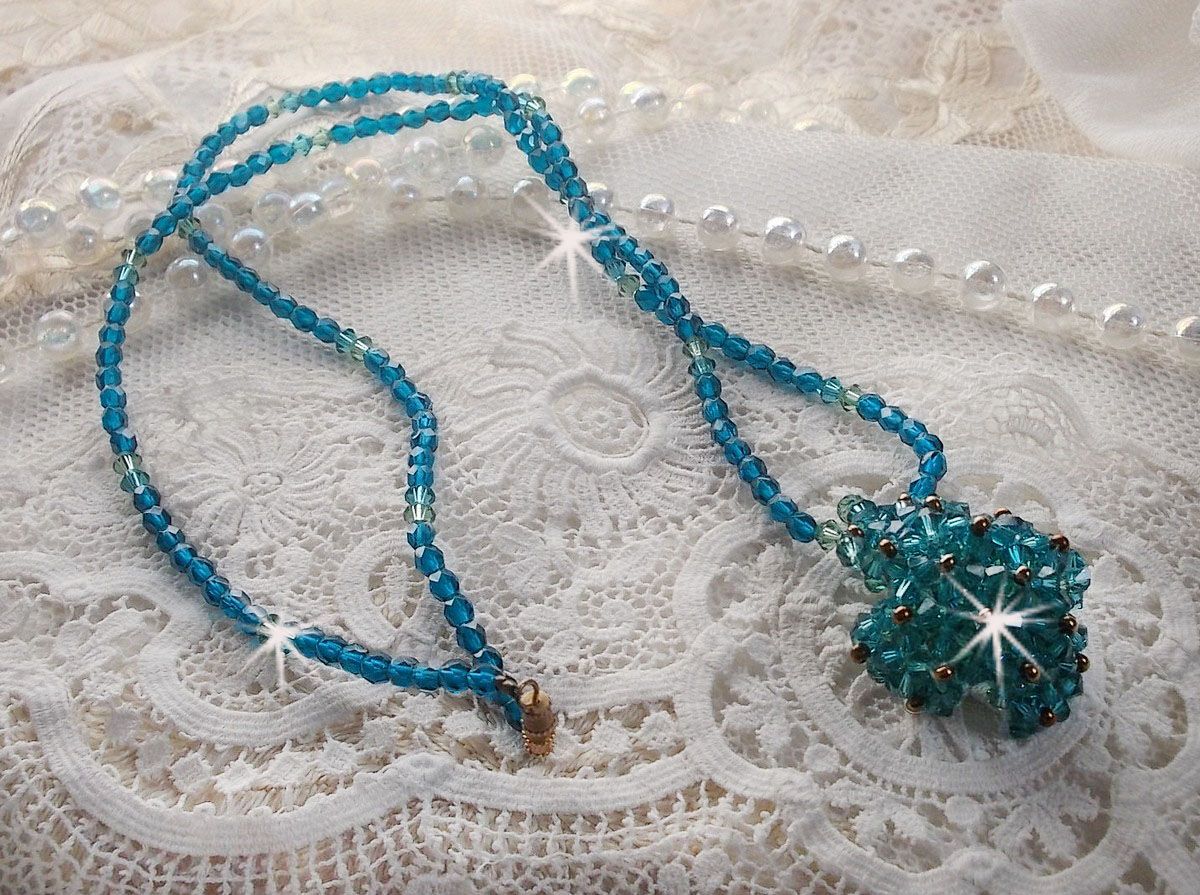Collier pendentif Emeraude avec des toupies en cristal de Swarovski et des facettes