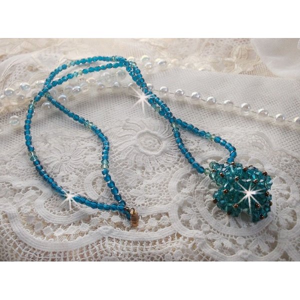 Pendentif Emeraude avec des toupies en cristal de Swarovski et des facettes