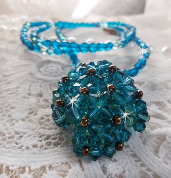 Pendentif Emeraude avec des toupies en cristal de Swarovski et des facettes