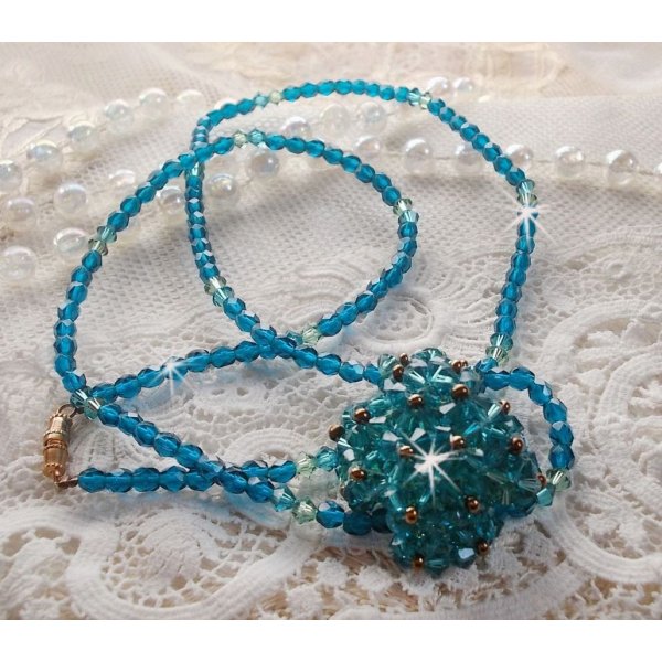 Pendentif Emeraude avec des toupies en cristal de Swarovski et des facettes