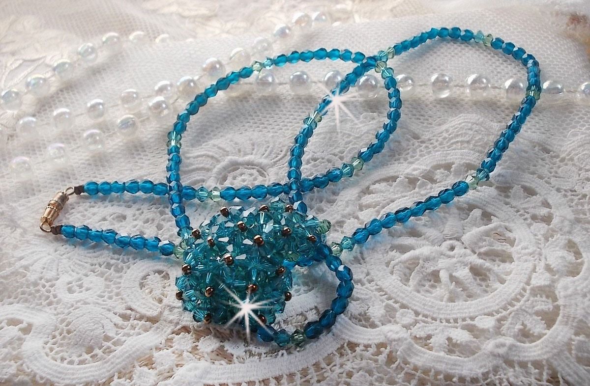 Collier pendentif Emeraude avec des toupies en cristal de Swarovski et des facettes