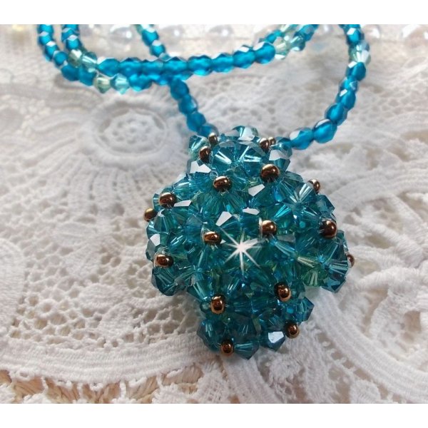 Pendentif Emeraude avec des toupies en cristal de Swarovski et des facettes