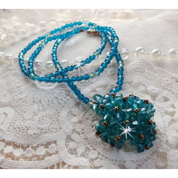 Pendentif Emeraude avec des toupies en cristal de Swarovski et des facettes