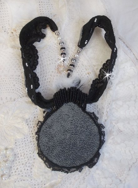 Collier pendentif Féerie Black avec un beau chapeau en soie et perles.