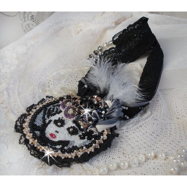 Collier pendentif F&eacute;erie Black avec un beau chapeau en soie et perles.