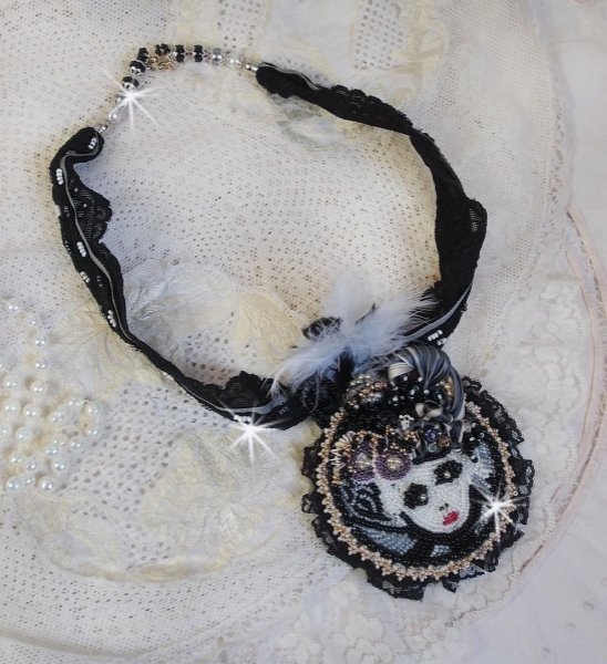 Collier pendentif Féerie Black avec un beau chapeau en soie et perles.