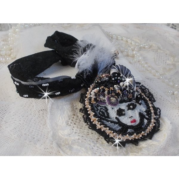 Collier pendentif F&eacute;erie Black avec un beau chapeau en soie et perles.