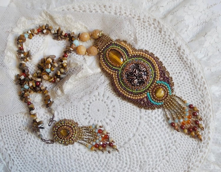 Collier pendentif Fauve brodé avec plusieurs oeil de tigre, façon Haute-Couture