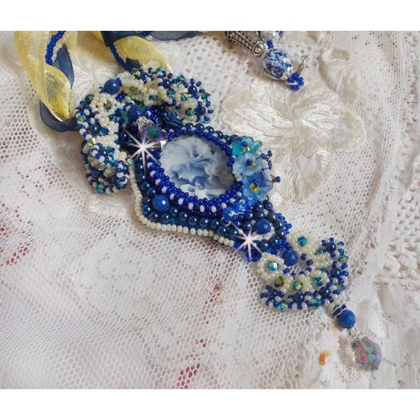 Collier pendentif Haute-Couture Blue Palace avec des rocailles de couleurs et des cristaux de Swarovski