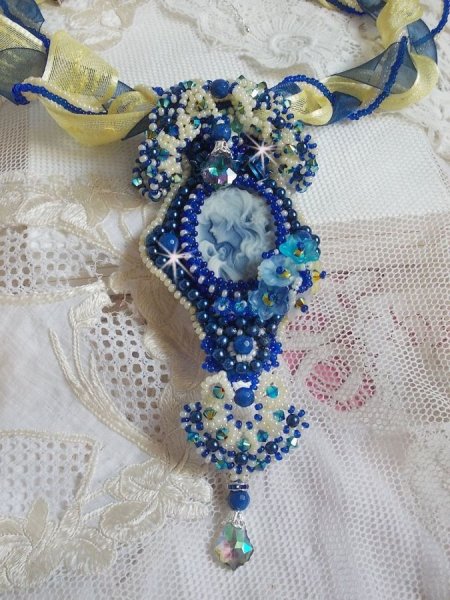 Collier pendentif Haute-Couture Blue Palace avec des rocailles de couleurs et des cristaux de Swarovski