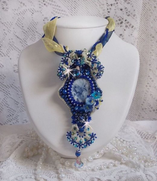 Collier pendentif Haute-Couture Blue Palace avec des rocailles de couleurs et des cristaux de Swarovski