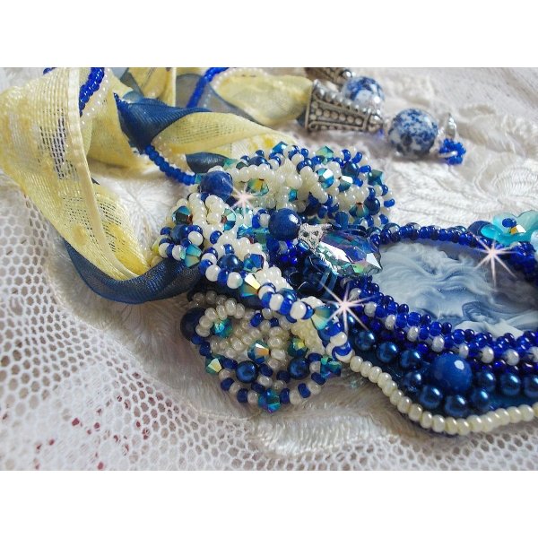 Collier pendentif Haute-Couture Blue Palace avec des rocailles de couleurs et des cristaux de Swarovski