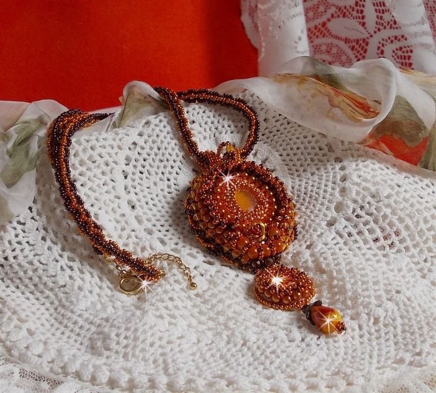 Collier pendentif Lady in Orange est brodé avec des cristaux de Swarovski, des rocailles Miyuki et des perles.magiques