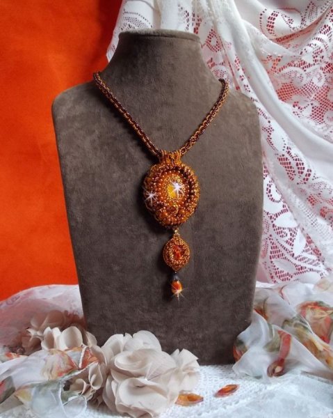 Pendentif Lady in Orange est brod&eacute; avec un cabochon en Cristal et en verre, perle goutte z&eacute;br&eacute;e, rose, perles magiques, cuir vachette, calotte, cha&icirc;nette et fermoir Dor&eacute; pour un style contemporain