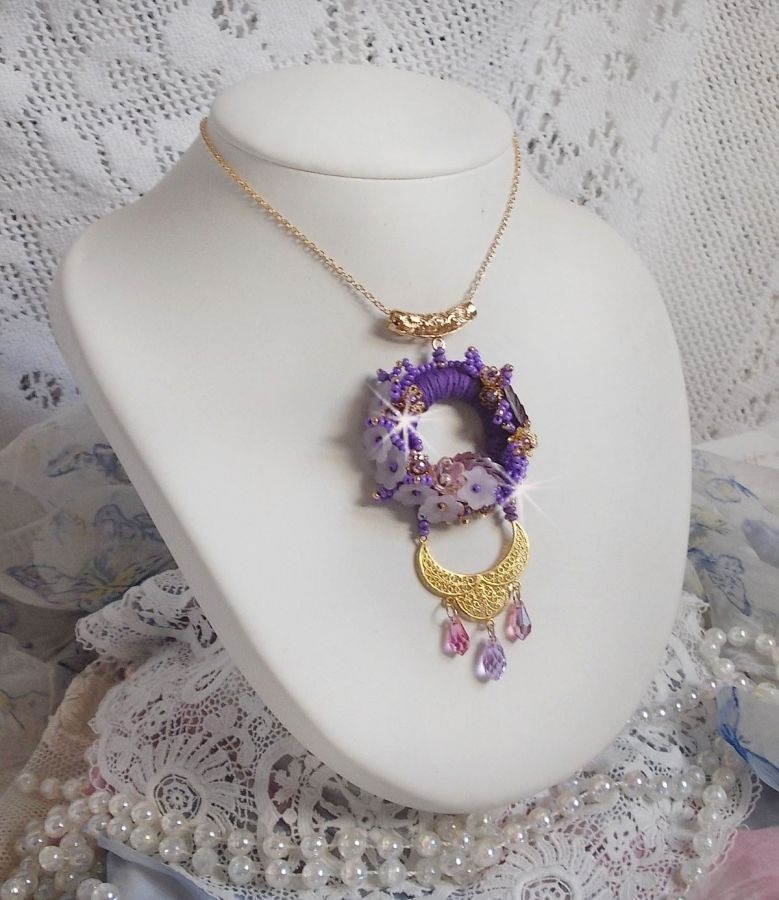 Collier pendentif Laureline brodé avec du coton DMC  mauve, des cristaux de Swarovski et des fleurs frosted.