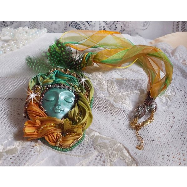 Collier pendentif Lune V&eacute;nitienne brod&eacute; avec un tr&egrave;s beau ruban de soie, des cristaux de Swarovski et d'autres perles de qualit&eacute; 