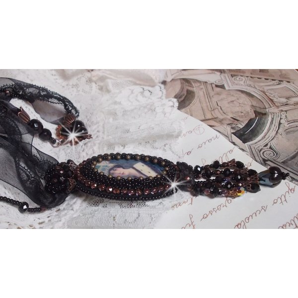 Collier pendentif Midnight Daisy vêtu de perles noires avec des cristaux de Swarovski
