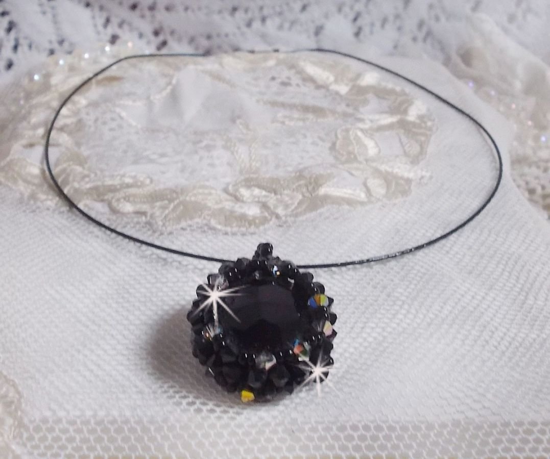Collier pendentif Mirano avec des cristaux de Swarovski et des rocailles noires