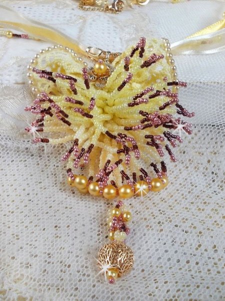Pendentif La Petite Robe Jaune mont&eacute; avec des rocailles de qualit&eacute; couleur Jaune, Cerise et Rose, &agrave; laquelle s&rsquo;ajoute des perles rondes nacr&eacute;es en Cristal, perles et fleurs en plaqu&eacute; Or