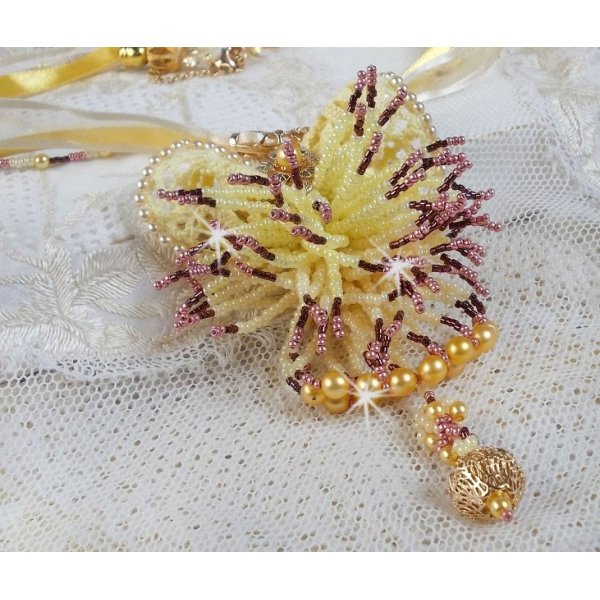 Pendentif La Petite Robe Jaune mont&eacute; avec des rocailles de qualit&eacute; couleur Jaune, Cerise et Rose, &agrave; laquelle s&rsquo;ajoute des perles rondes nacr&eacute;es en Cristal, perles et fleurs en plaqu&eacute; Or