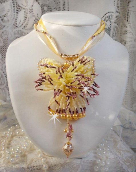 Pendentif La Petite Robe Jaune mont&eacute; avec des rocailles de qualit&eacute; couleur Jaune, Cerise et Rose, &agrave; laquelle s&rsquo;ajoute des perles rondes nacr&eacute;es en Cristal, perles et fleurs en plaqu&eacute; Or