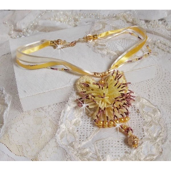 Pendentif La Petite Robe Jaune mont&eacute; avec des rocailles de qualit&eacute; couleur Jaune, Cerise et Rose, &agrave; laquelle s&rsquo;ajoute des perles rondes nacr&eacute;es en Cristal, perles et fleurs en plaqu&eacute; Or
