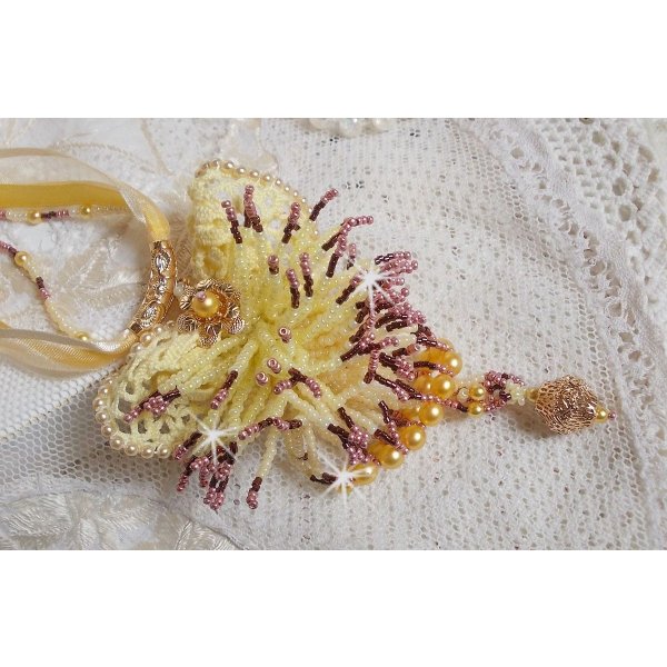 Collier pendentif La Petite Robe Jaune avec des perles de rocailles,  des perles de Swarovski et autres.