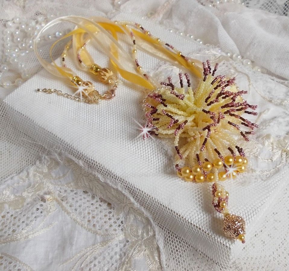 Collier pendentif La Petite Robe Jaune avec des perles de rocailles,  des perles de Swarovski et autres.