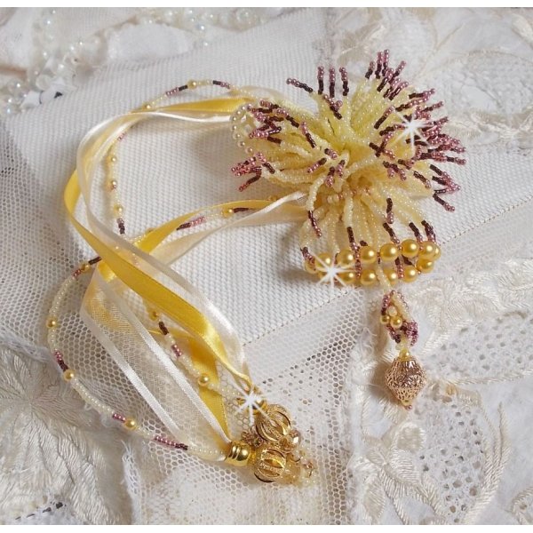 Pendentif La Petite Robe Jaune mont&eacute; avec des rocailles de qualit&eacute; couleur Jaune, Cerise et Rose, &agrave; laquelle s&rsquo;ajoute des perles rondes nacr&eacute;es en Cristal, perles et fleurs en plaqu&eacute; Or
