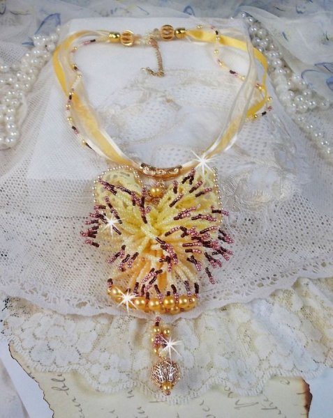 Pendentif La Petite Robe Jaune mont&eacute; avec des rocailles de qualit&eacute; couleur Jaune, Cerise et Rose, &agrave; laquelle s&rsquo;ajoute des perles rondes nacr&eacute;es en Cristal, perles et fleurs en plaqu&eacute; Or