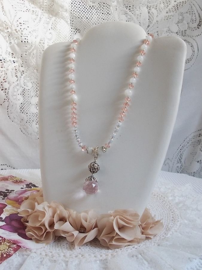 Collier pendentif Rose Irisée  brodée de cristaux de Swarovski, de l'argent 925 et des pierres de Lune