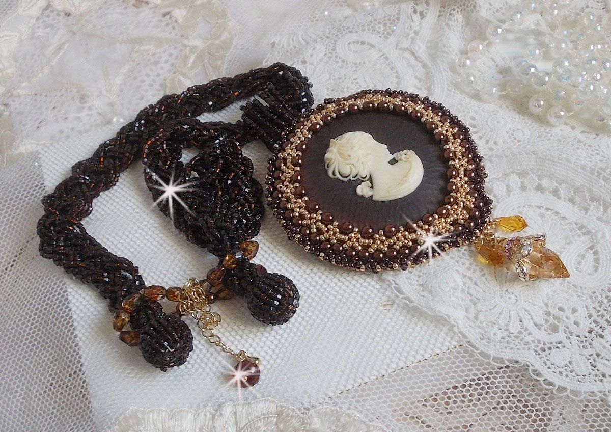 Collier pendentif Souvenir Eternel crée avec des perles de qualité