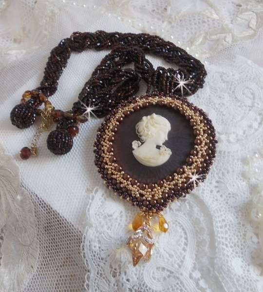 Collier pendentif Souvenir Eternel cr&eacute;e avec des perles de qualit&eacute;