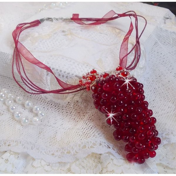 Pendentif Tendre Rouge mont&eacute; avec des gouttes en verre rouge, des perles rondes facett&eacute;es et des perles nacr&eacute;es