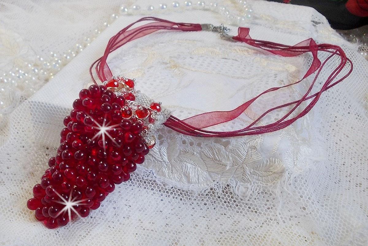 Collier pendentif Tendre Rouge monté avec des gouttes en verre rouge, des perles rondes facettées et des perles nacrées
