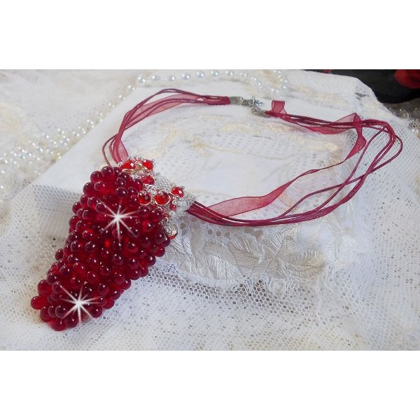 Pendentif Tendre Rouge mont&eacute; avec des gouttes en verre rouge, des perles rondes facett&eacute;es et des perles nacr&eacute;es