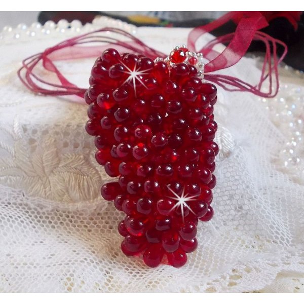 Pendentif Tendre Rouge mont&eacute; avec des gouttes en verre rouge, des perles rondes facett&eacute;es et des perles nacr&eacute;es