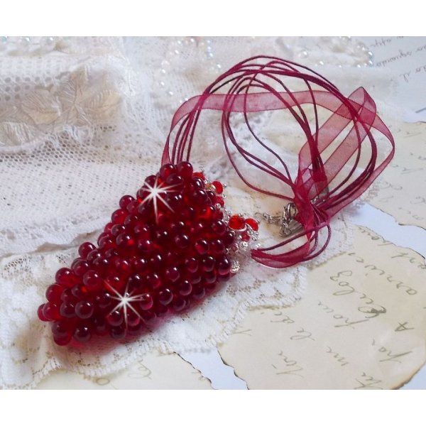 Pendentif Tendre Rouge mont&eacute; avec des gouttes en verre rouge, des perles rondes facett&eacute;es et des perles nacr&eacute;es