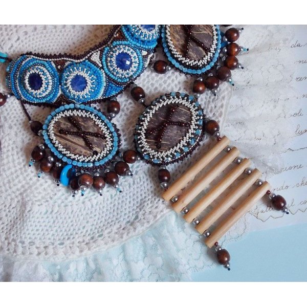 Collier Plaston Haute-Couture Typie Blue - Danse avec les Loups avec des perles semi-précieuses et des perles diverses