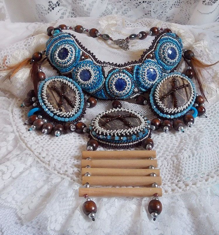Collier Plaston Haute-Couture Typie Blue - Danse avec les Loups avec des perles semi-précieuses et des perles diverses