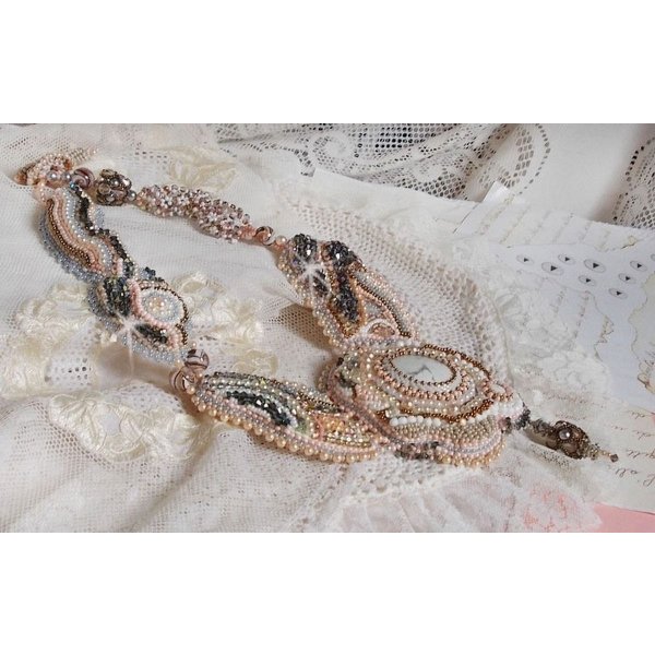 Collier plastron Angélique Marquise des Anges Haute-Couture brodé avec des pierres de gemmes et des cristaux de Swarovski