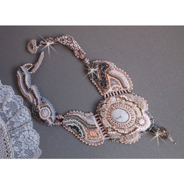 Collier plastron Angélique Marquise des Anges Haute-Couture brodé avec des pierres de gemmes et des cristaux de Swarovski