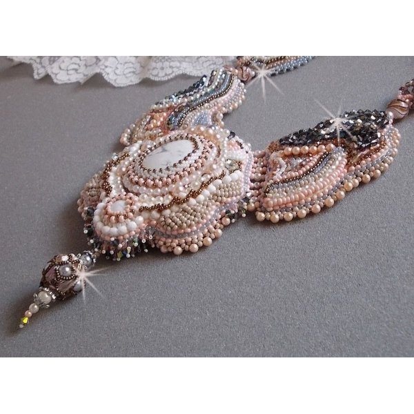 Collier plastron Angélique Marquise des Anges Haute-Couture brodé avec des pierres de gemmes et des cristaux de Swarovski