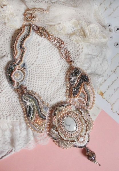 Collier plastron Angélique Marquise des Anges Haute-Couture brodé avec des pierres de gemmes et des cristaux de Swarovski