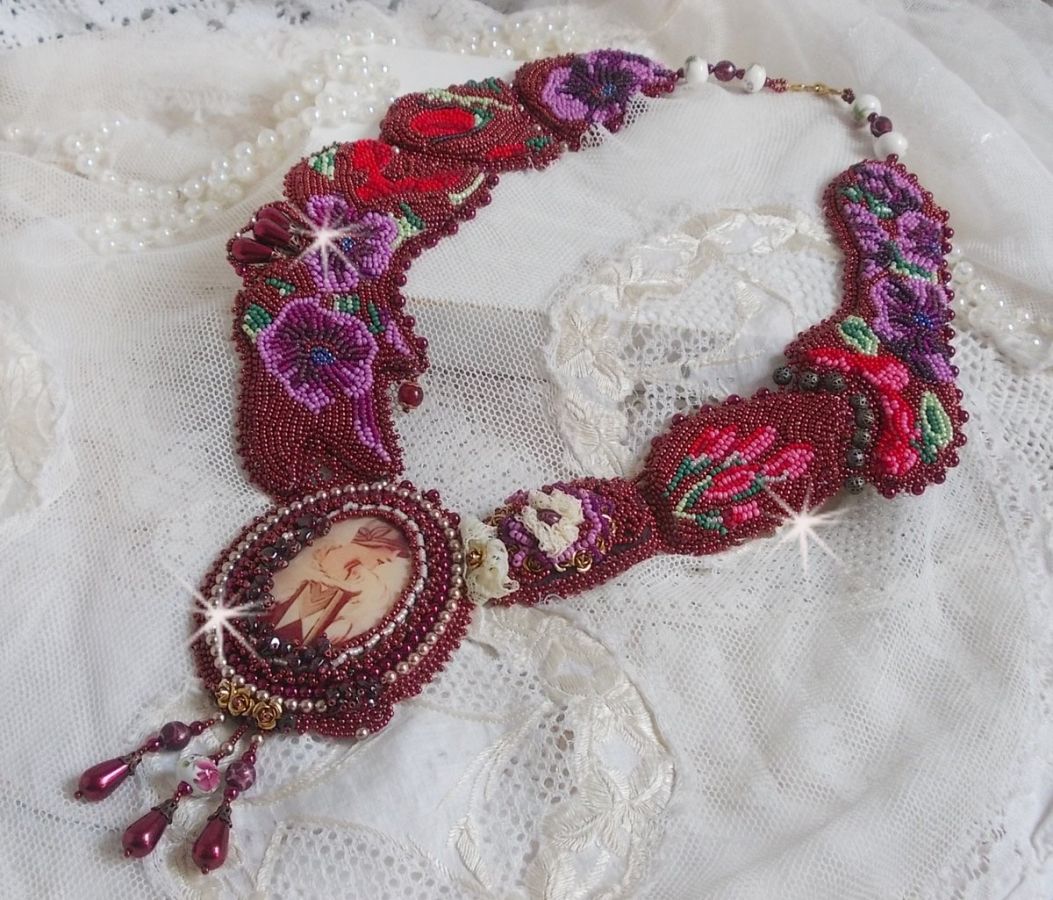 Collier plastron Art'D Haute-Couture brodé avec des rocailles de différentes couleurs et des perles nacrées en cristal de Swarovski