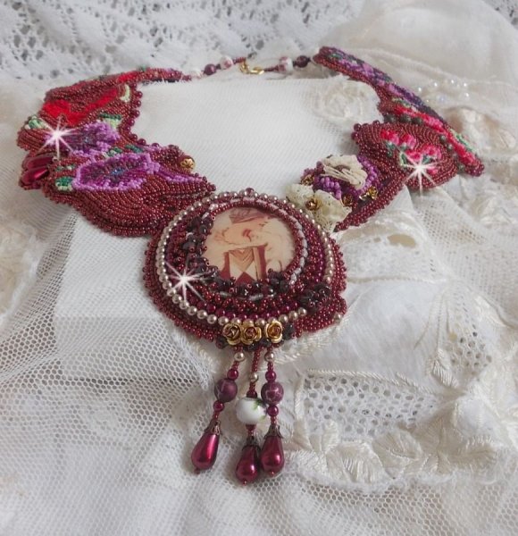 Collier plastron Art'D Haute-Couture brodé avec des rocailles de différentes couleurs et des perles nacrées en cristal de Swarovski